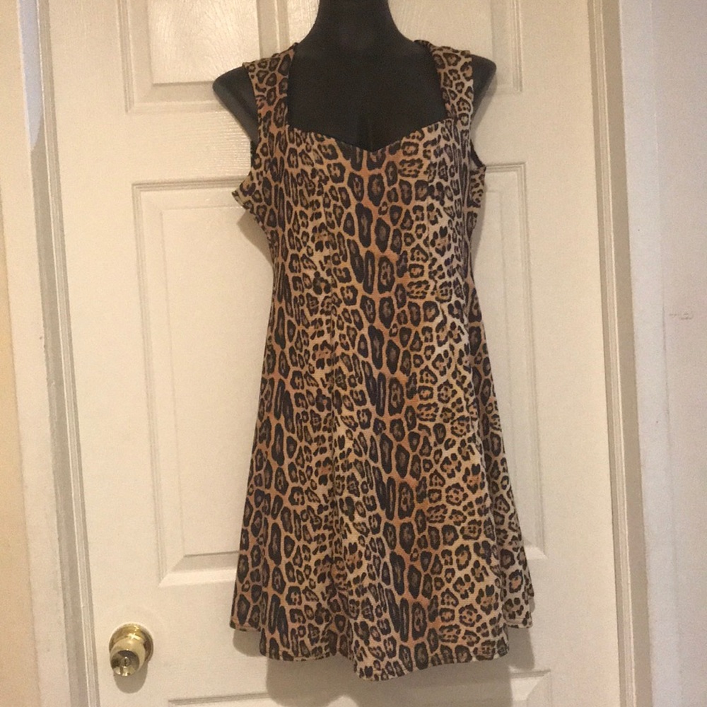 Beautiful leopard sweetheart neck a-line dress.